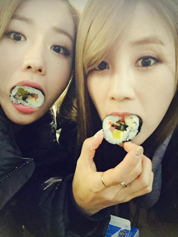 Apink Bomi Chorong eating gimbap