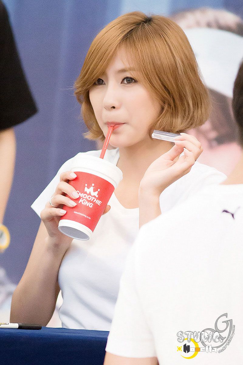 Apink Hayoung drinks smoothie